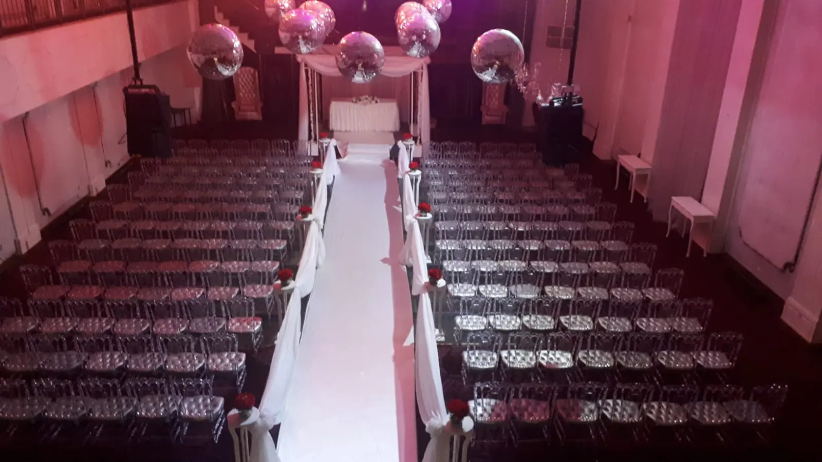 Ceremonia en el Salón Real con pasillo blanco entre sillas y columnas